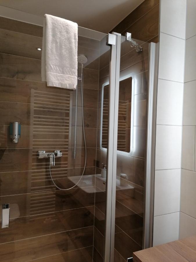 Hotelgasthof Kirchenwirt Schierling Bagian luar foto
